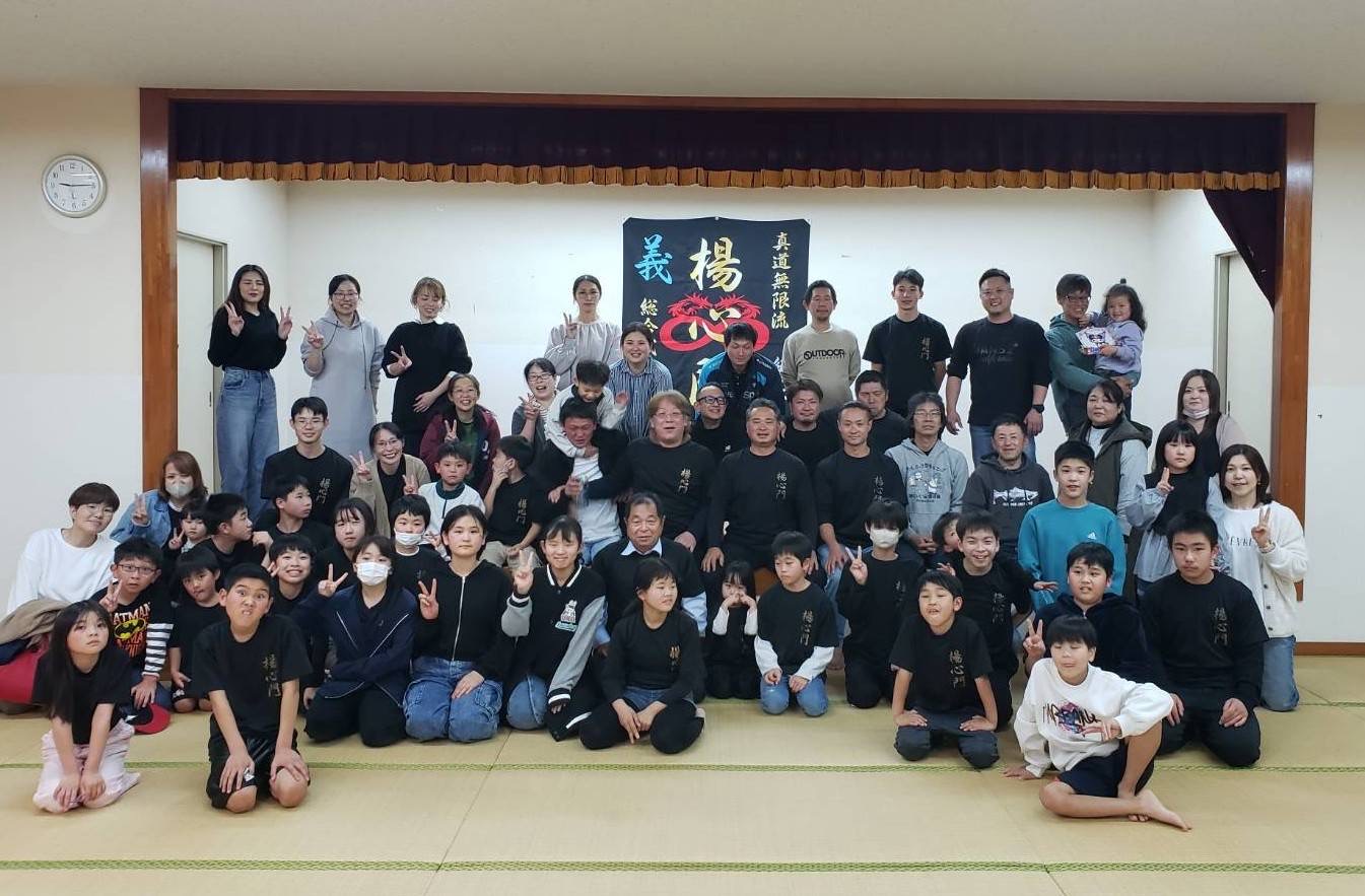 道場での集合写真