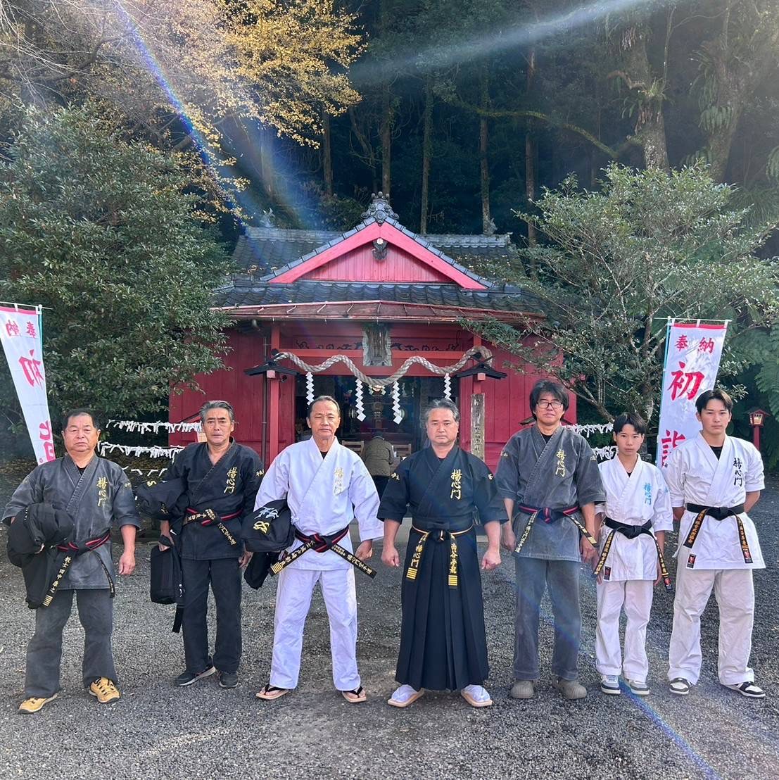 神社前 指導者集合写真