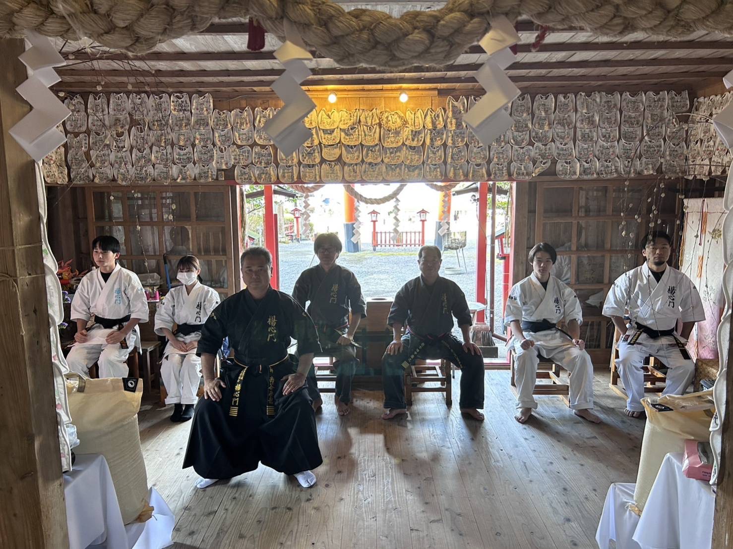 神社内での正座