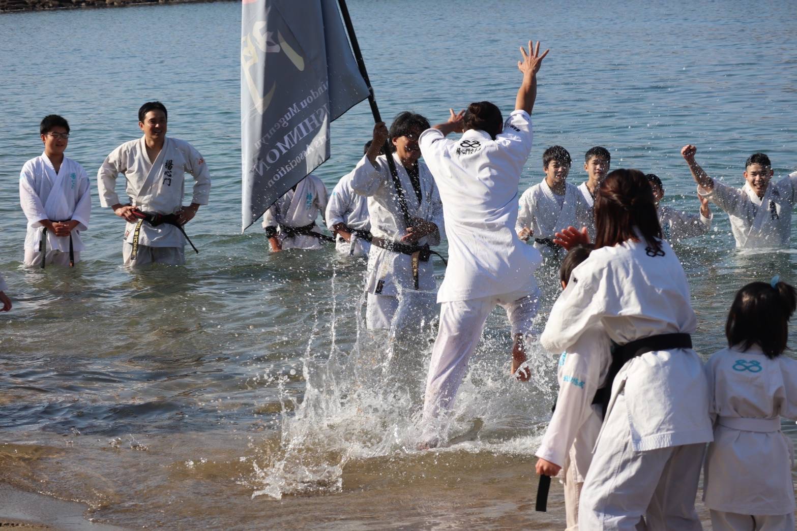 海での稽古 水しぶき