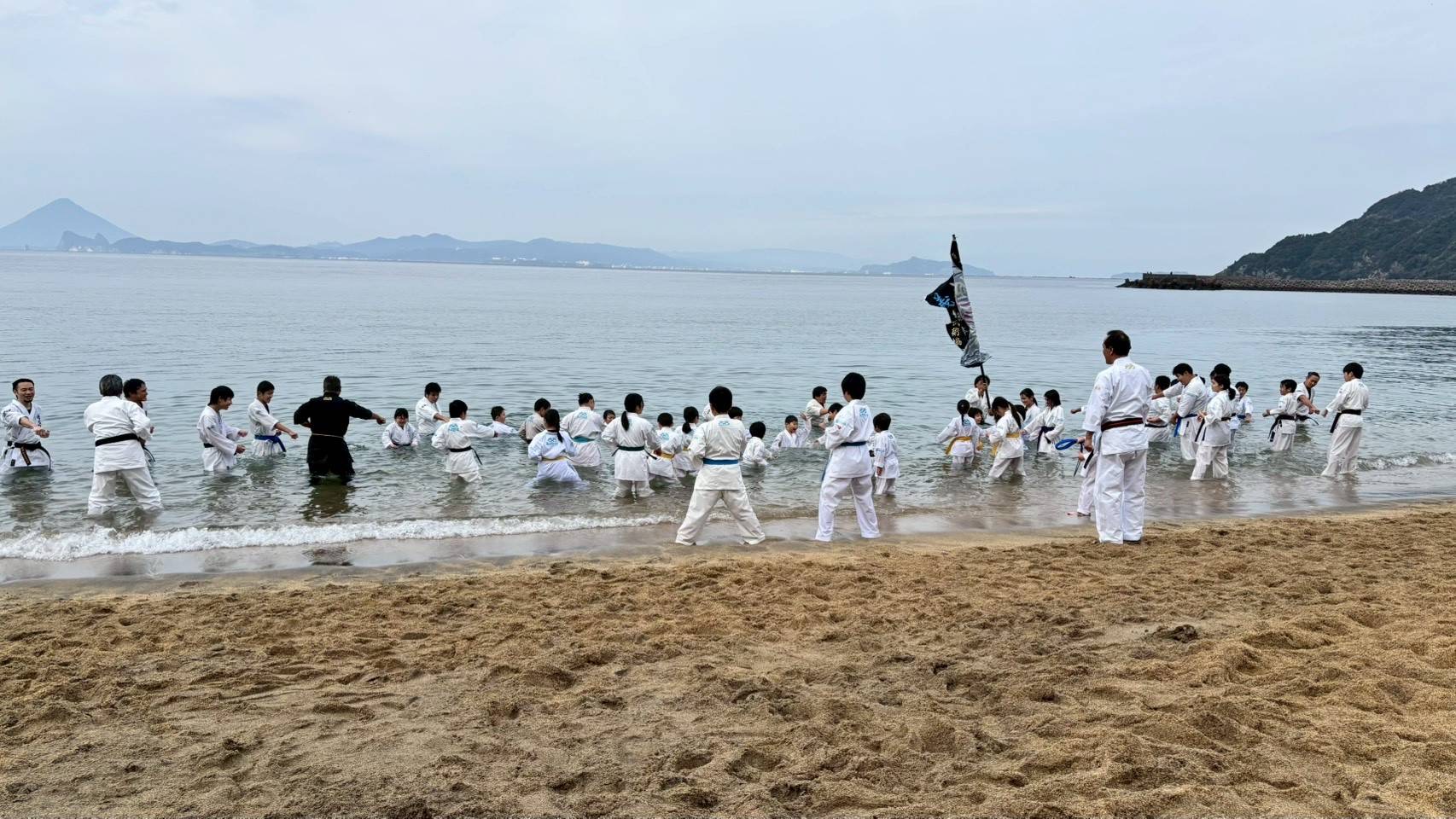 海での寒稽古 全景