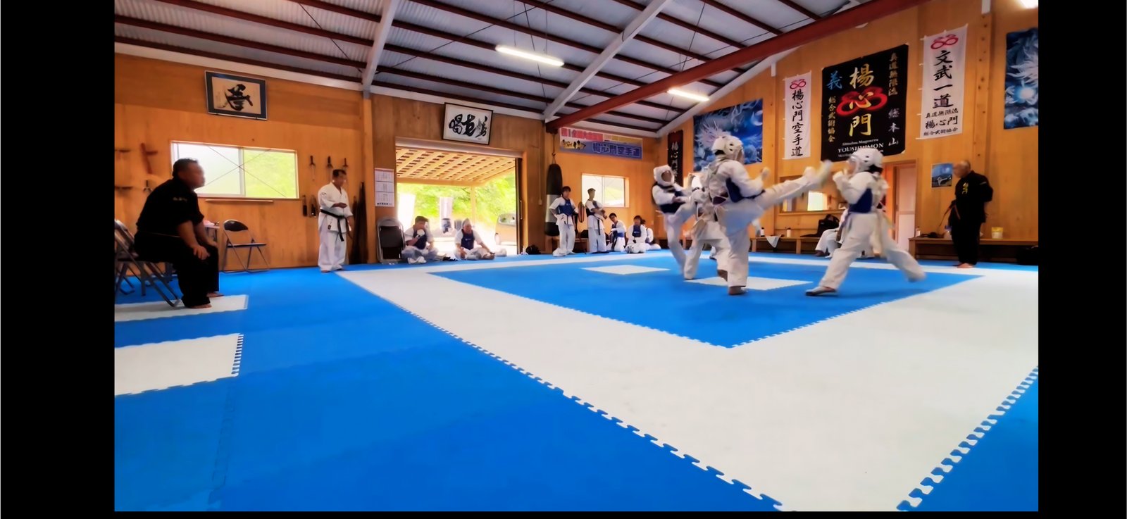 蹴り技を放ち組手に臨む選手