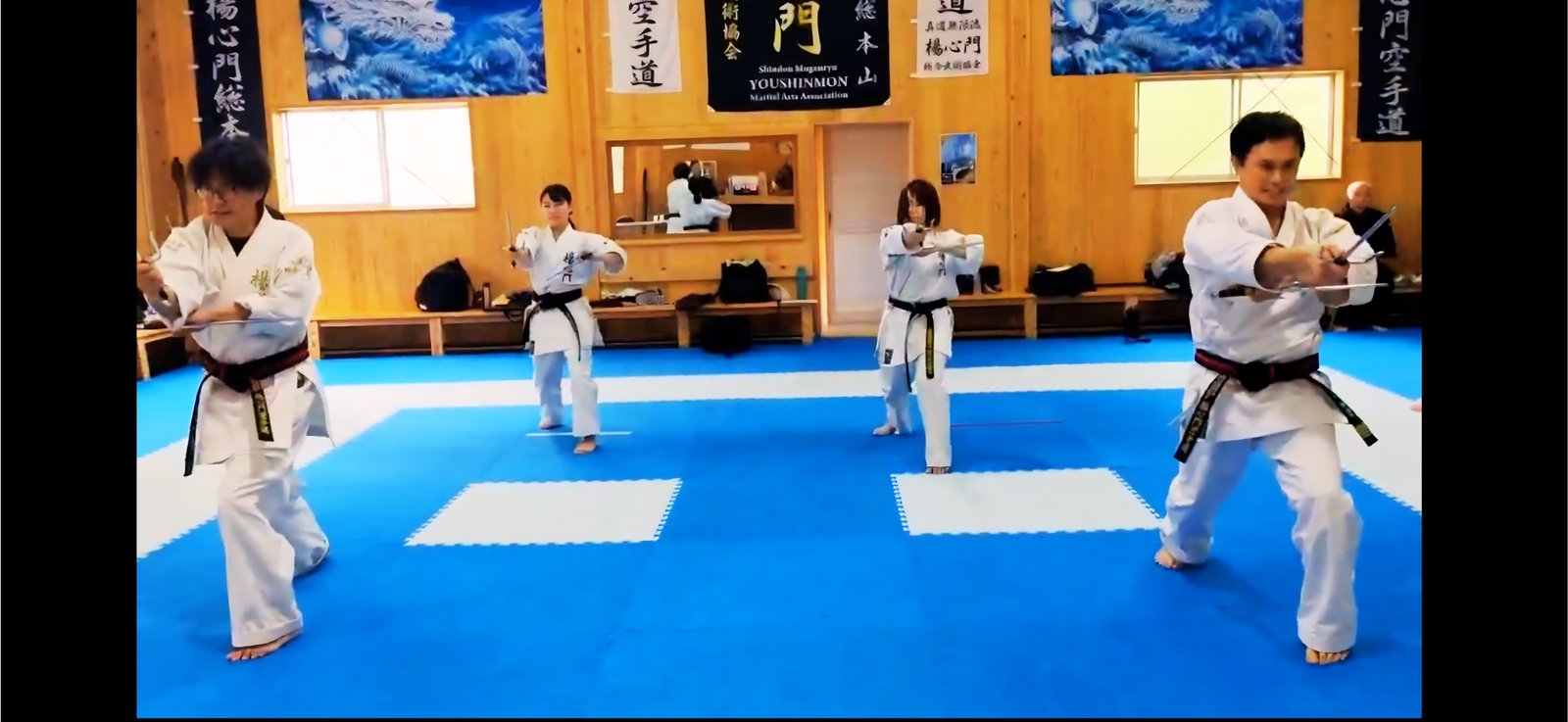 サイを構え演武の型を確認する門下生たち