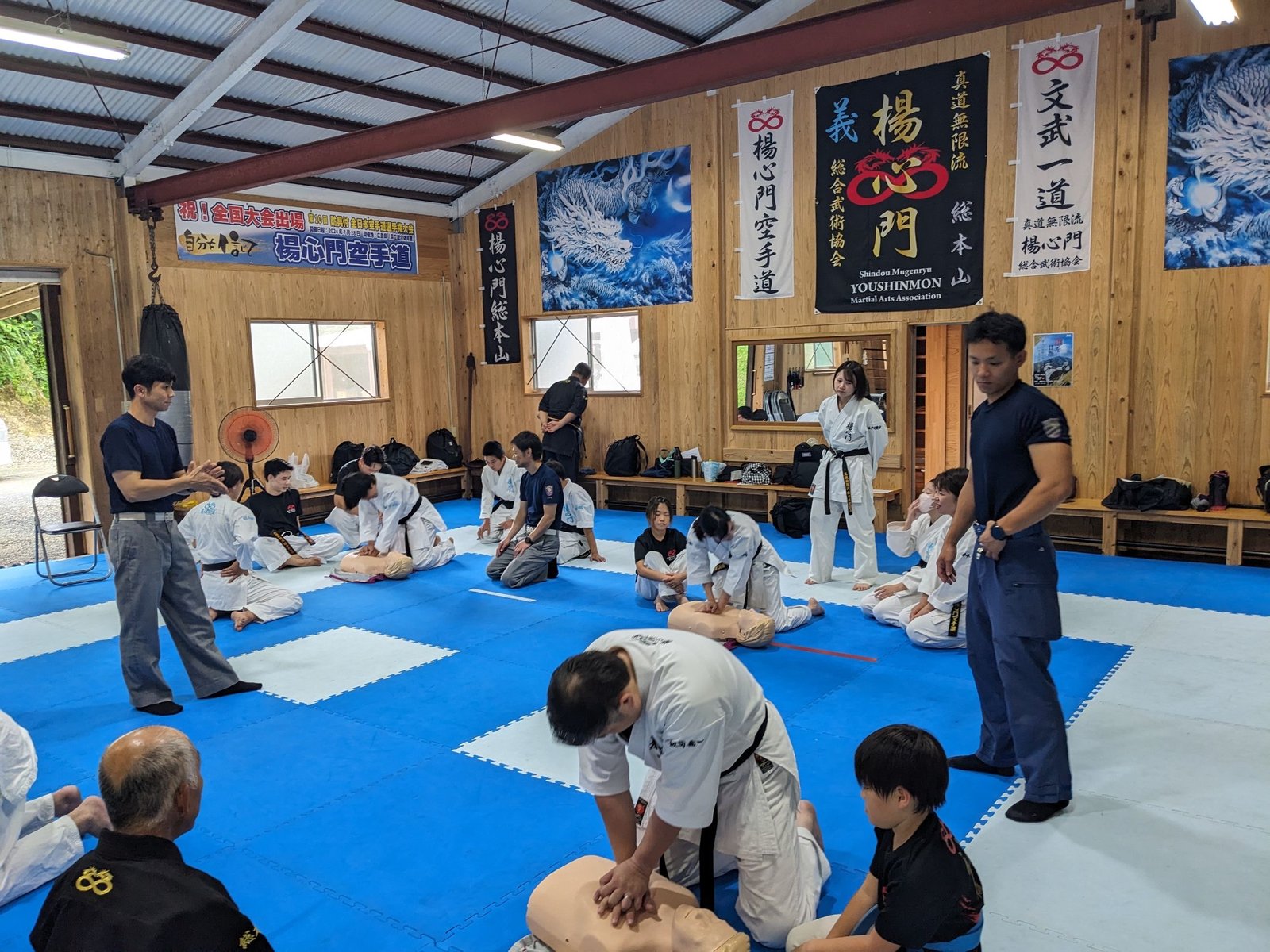 消防署の指導のもと胸骨圧迫を学ぶ先生方
