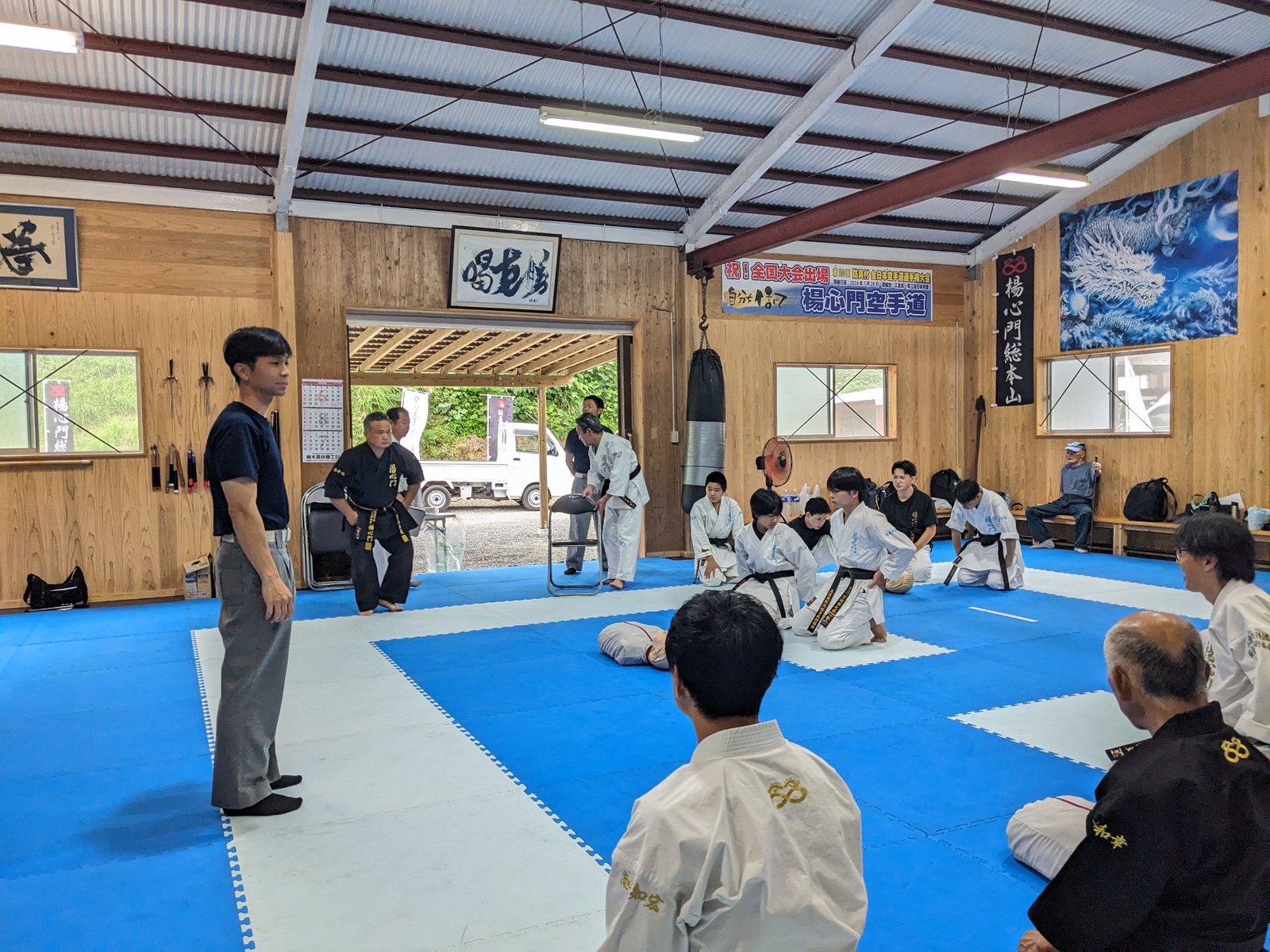 消防署の指導員から説明を受ける先生方