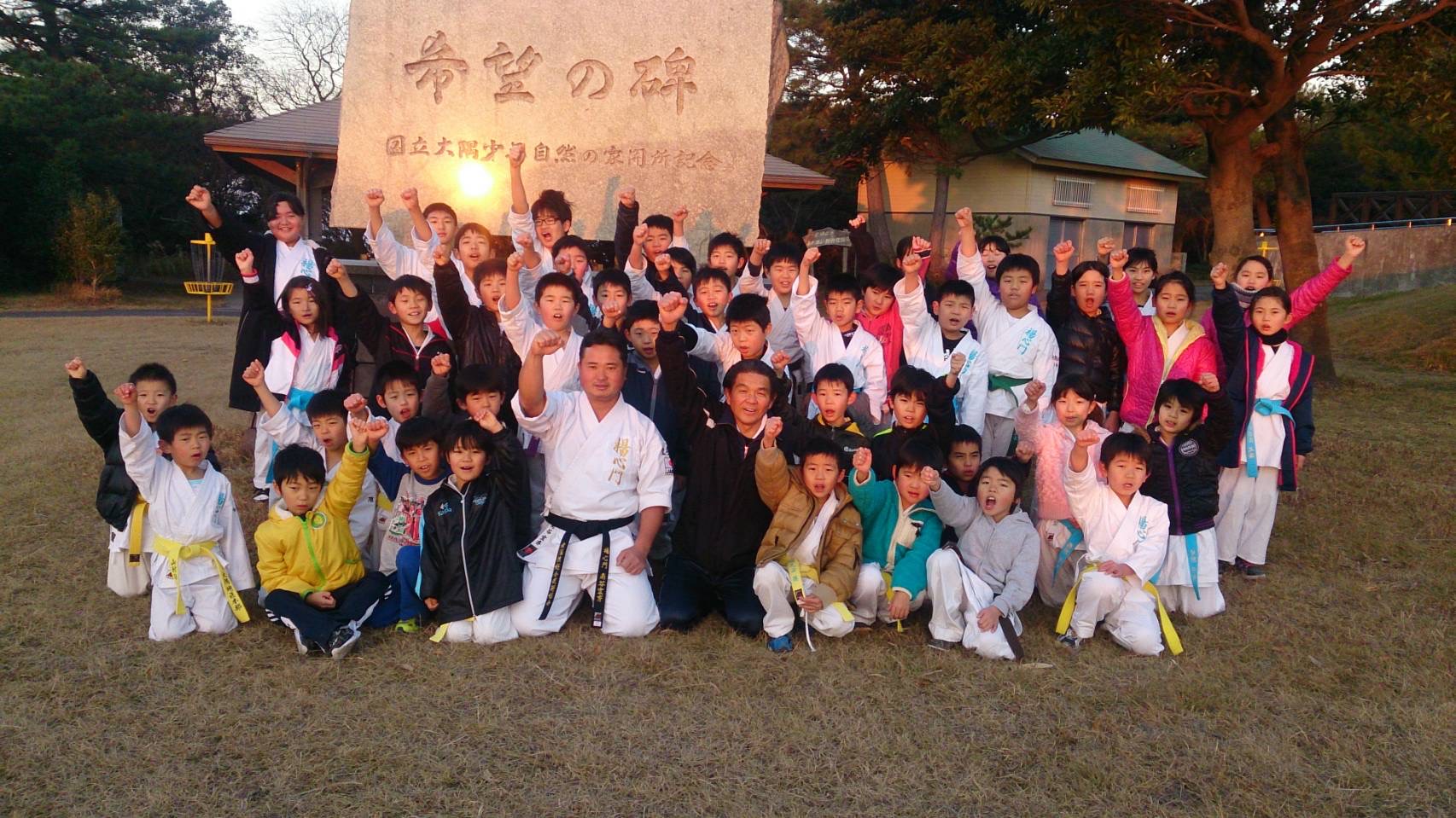 希望の碑 前の集合写真