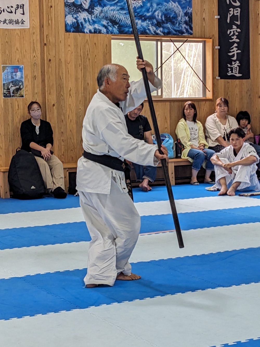 棒の実技を披露する相羽和幸師範