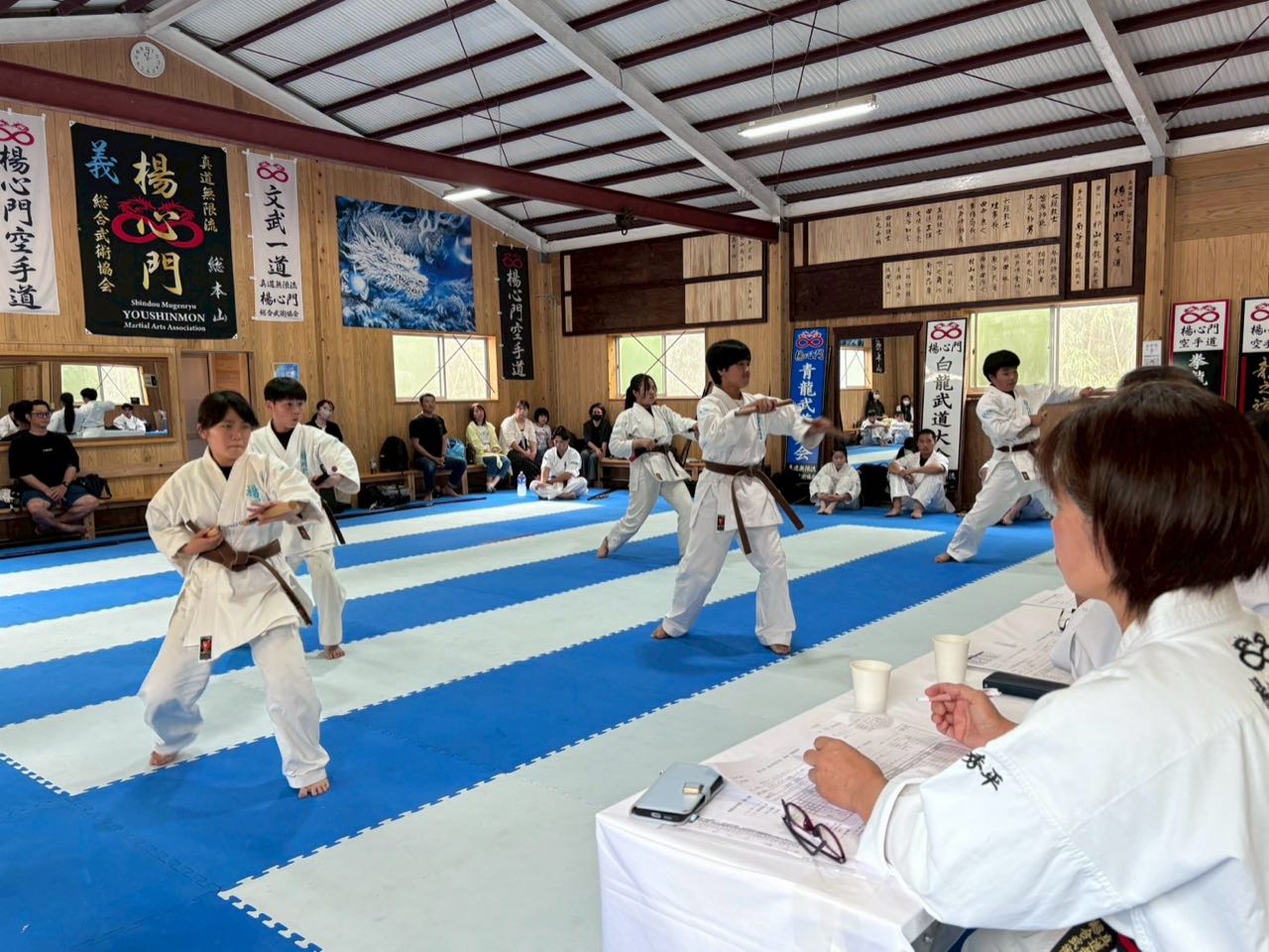 形を演武する門下生たち