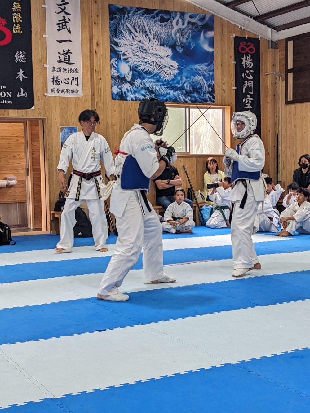 防具を着けて組手に臨む門下生