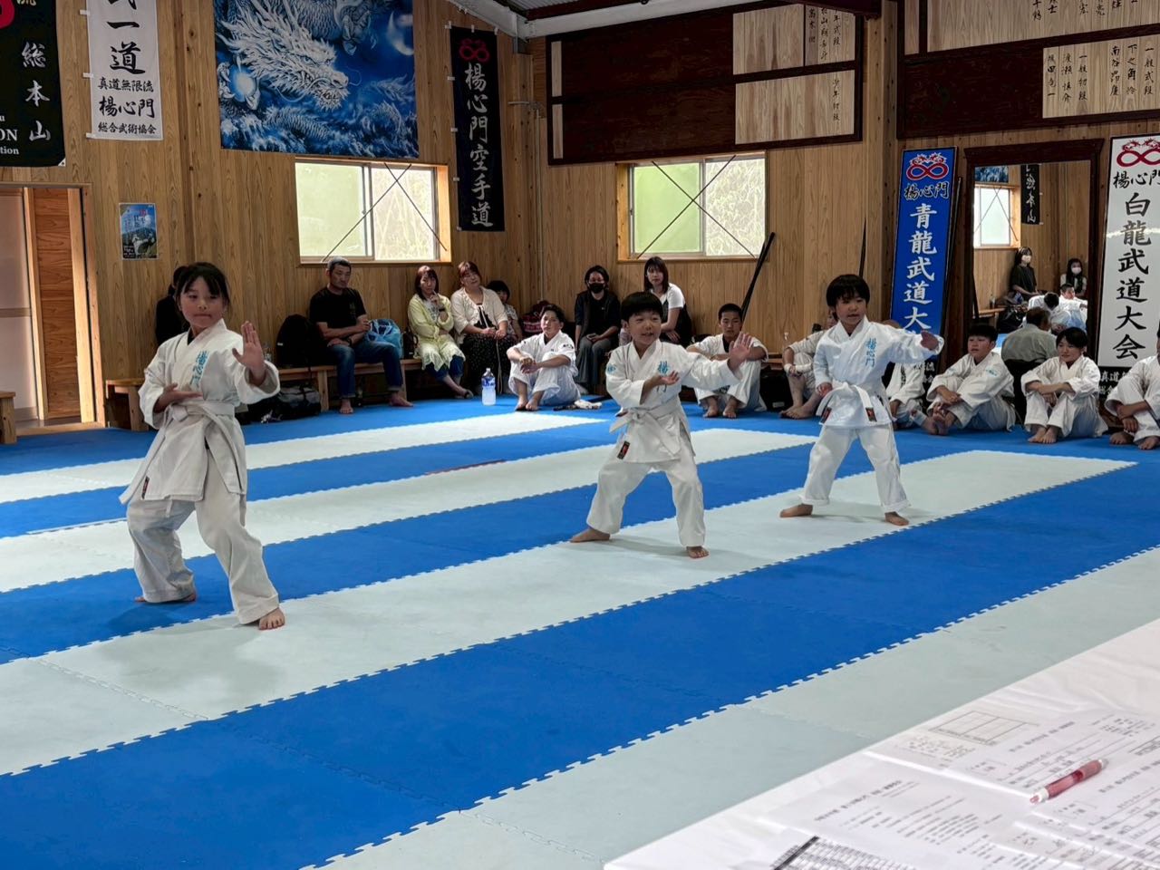 形を演武する少年部の門下生