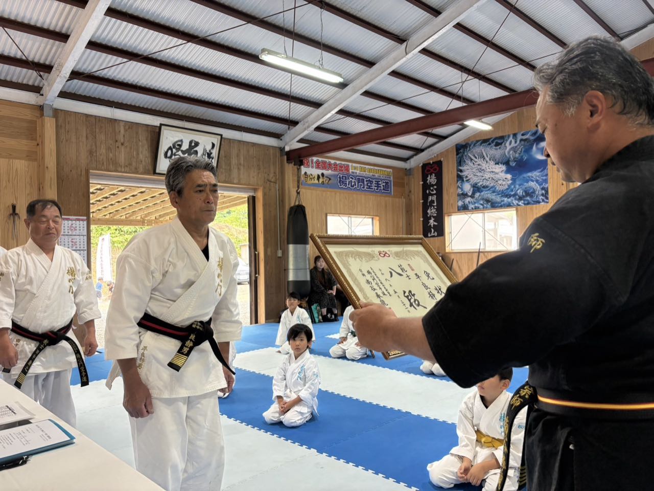八段範士の証書を授与される平良静男首席師範