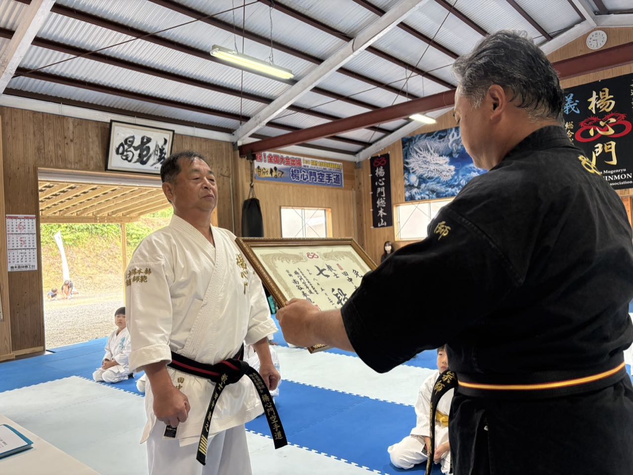 七段教士の証書を授与される田中康之理事長