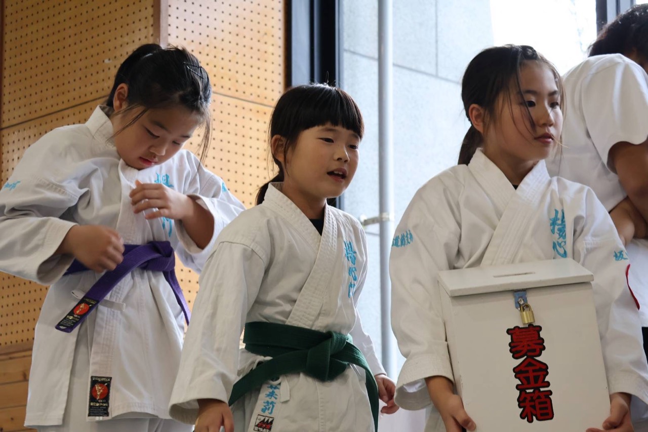 募金箱を手に協力を呼びかける少年部の門下生