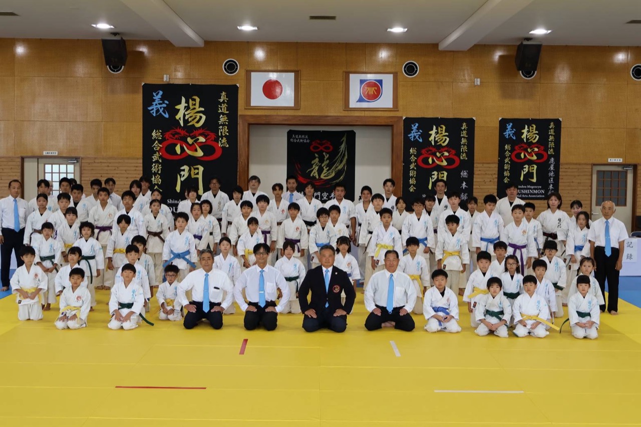 道場旗の前に整列した第５回白龍武道大会の参加者一同