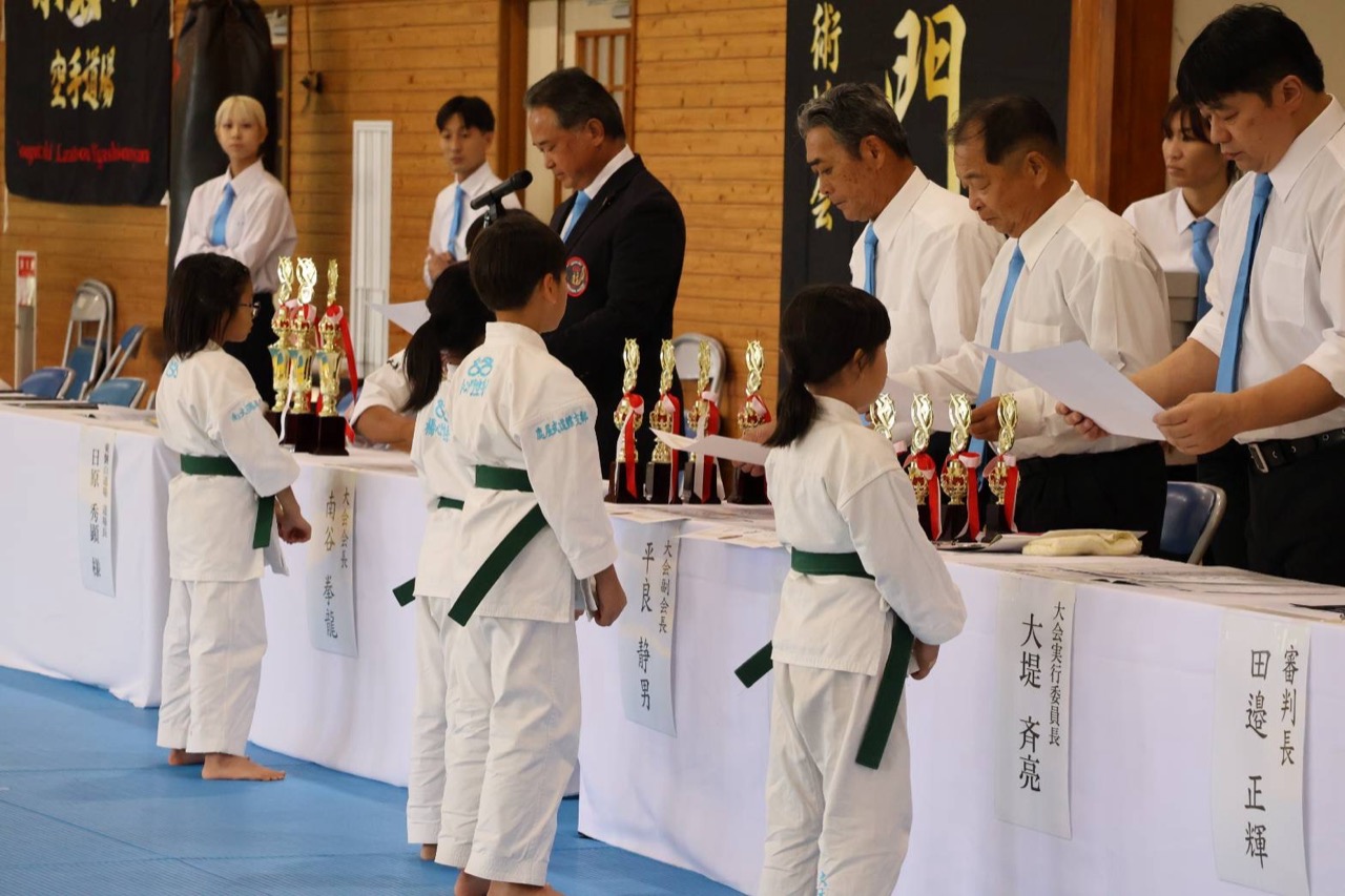本部席の前で賞状を授与される幼児の門下生