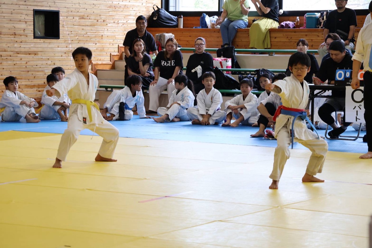 赤白の開始線に並び同時に形を演武する小学生二人