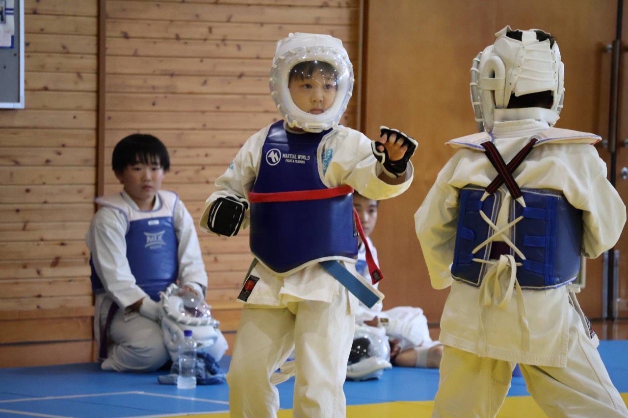 防具を着け構えを取り合う低学年の門下生