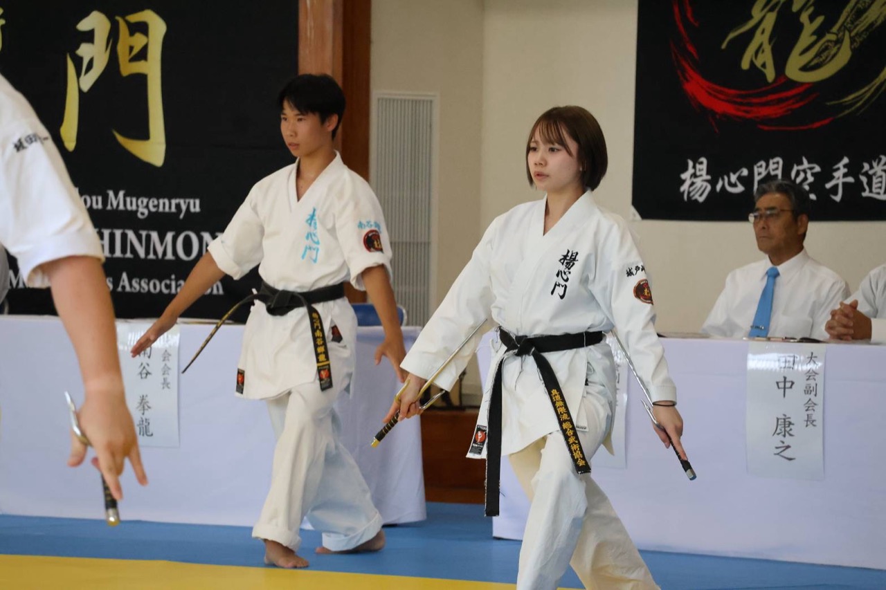 本部席の前で釵を手に演武する門下生