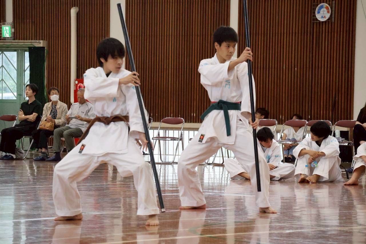 棒の演武で技を合わせる門下生