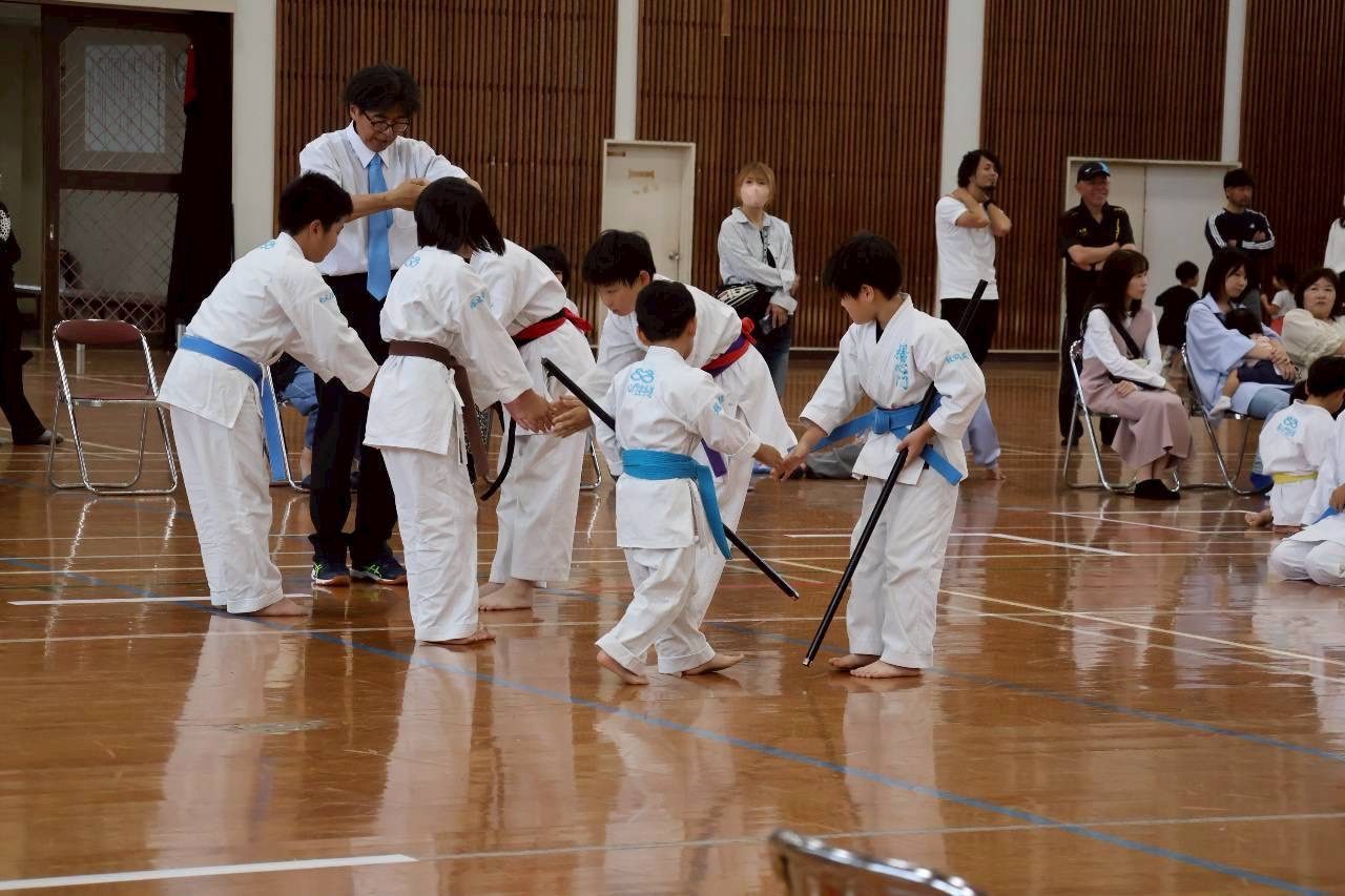 棒術の団体戦で息を合わせる門下生