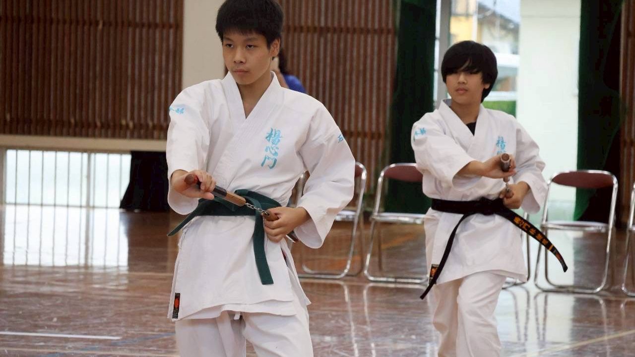 第１回双龍武道大会でヌンチャクの演武に臨む門下生