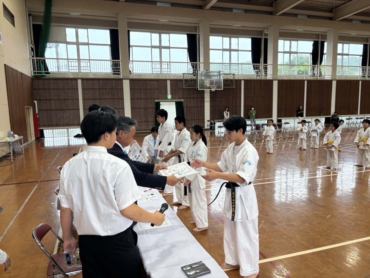 賞状を授与される門下生