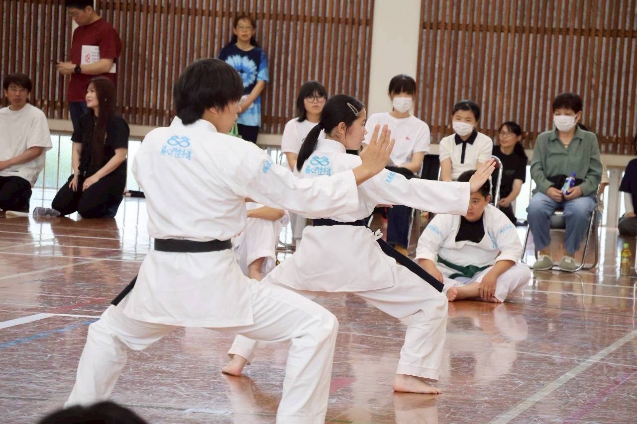 前屈立ちから突きを放つ形試合