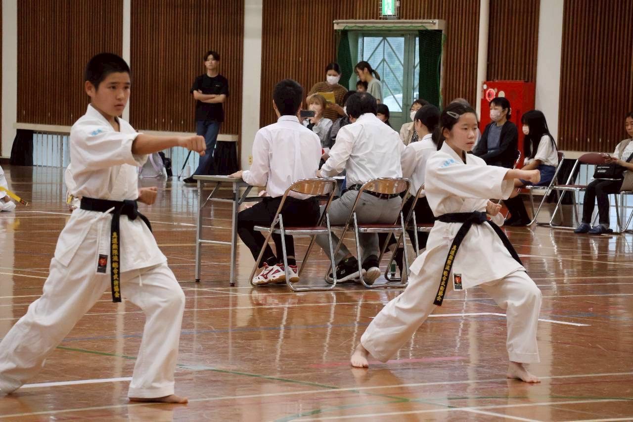 形試合で技を演武する門下生