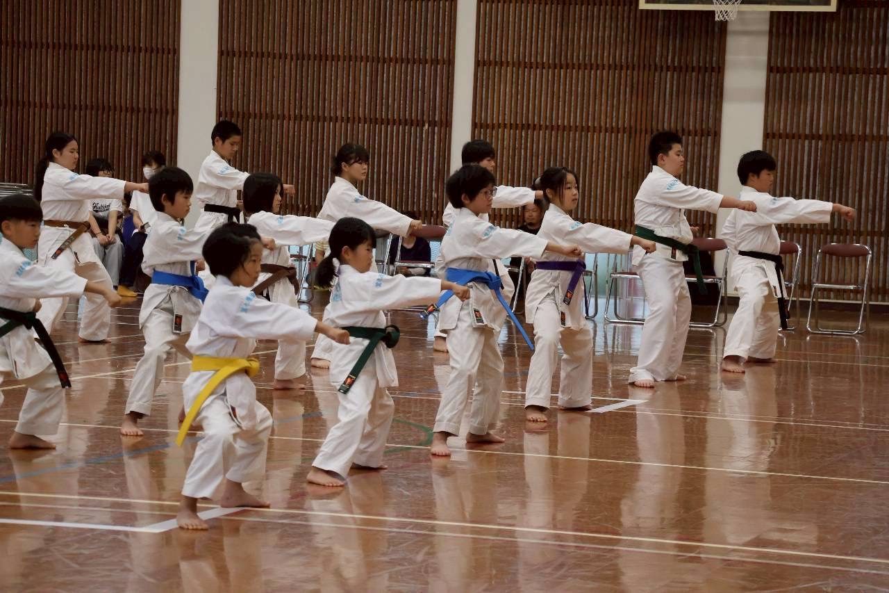 整列して形を演武する門下生たち