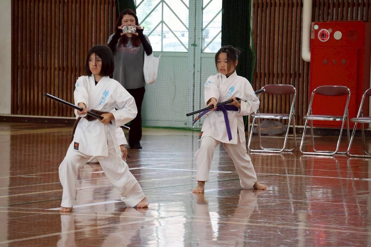 ヌンチャクの演武を披露する門下生