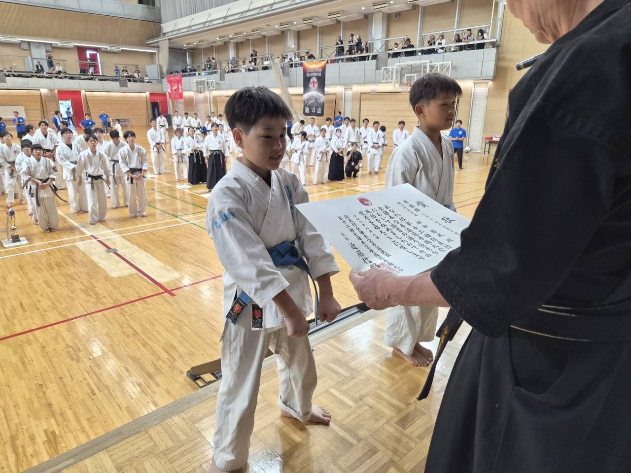 宗師から賞状を授与される少年部の門下生
