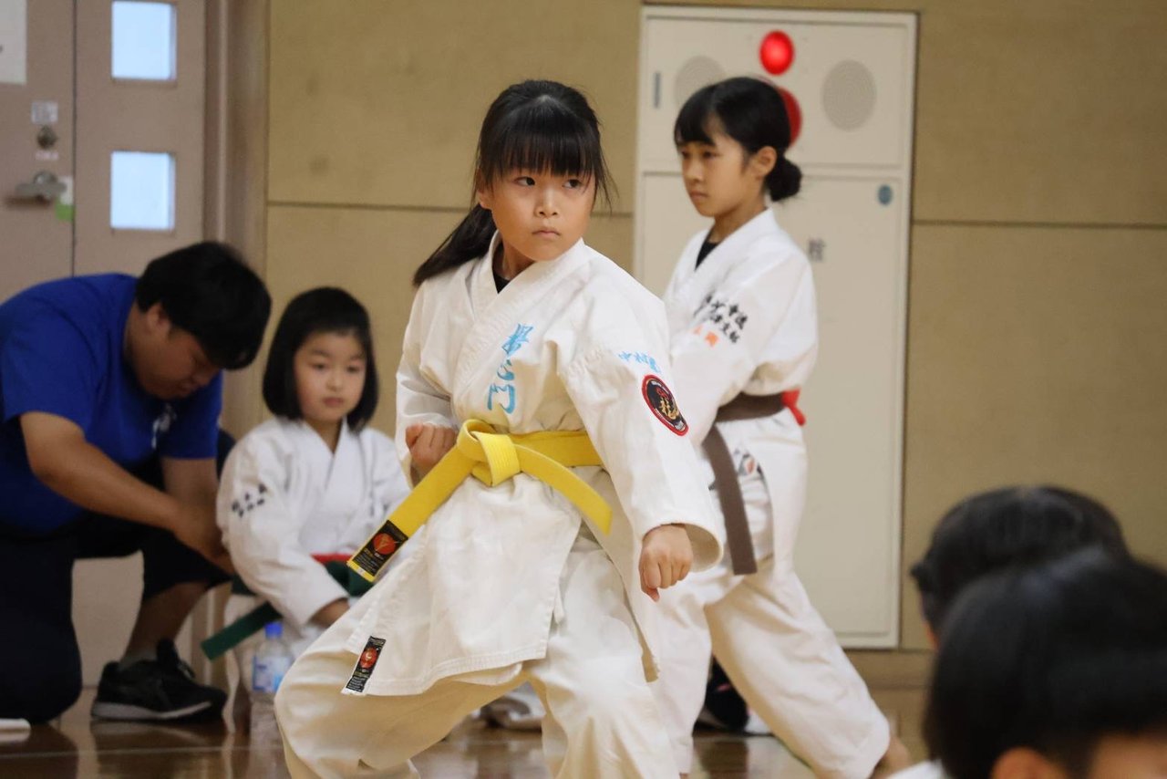 形の部で真剣な眼差しを見せる少年部の門下生