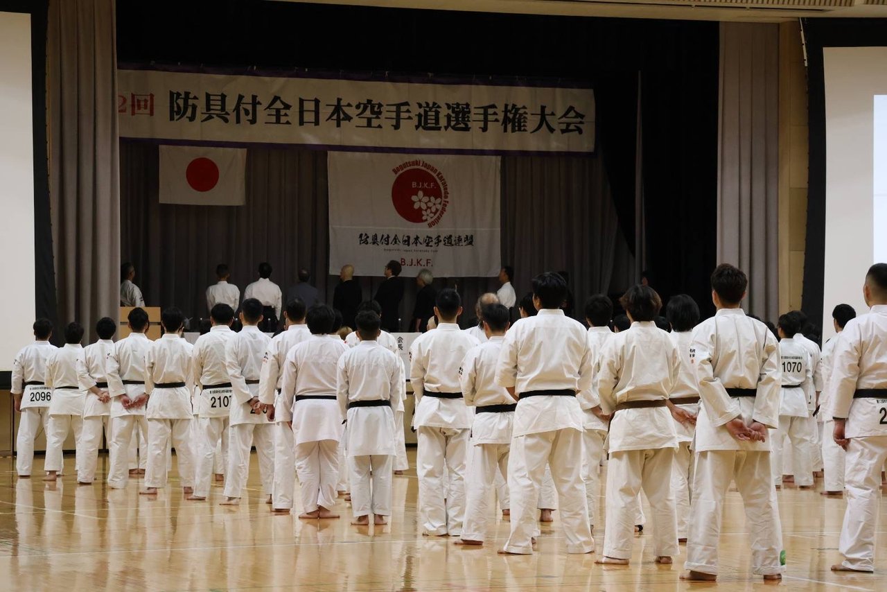 第12回防具付全日本空手道選手権大会の開会式に整列する選手たち