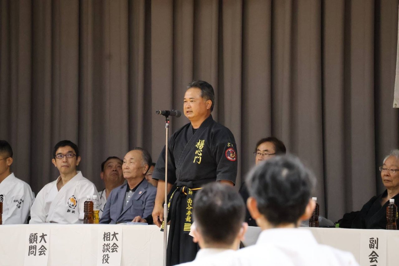 大会審判長として選手に向けて言葉を述べる南谷拳龍宗師